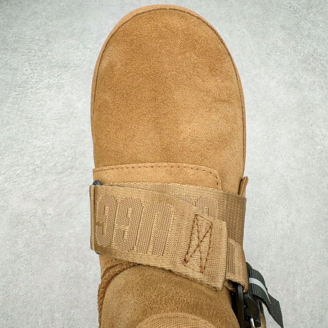 Pick up locally 💰640 UGG 5013 snap-on men's autumn and winter sheepskin and fur integrated snow boots. All shoes are made from the same factory as ZP. Longfeng A-grade Australian imported sheepskin and fur integrated men's boots. Brand OEM production line. Fully follow the ZP process. Original pattern maker of the OEM. Adhering to the principle of no original shoes and no development selection. Pay attention to every detail. The most authentic version on the market TREADLITE "Light Wing" technology outsole Lightweight/durable/flexible/pile size: 40 41 42 43 44 Coding: by3936050